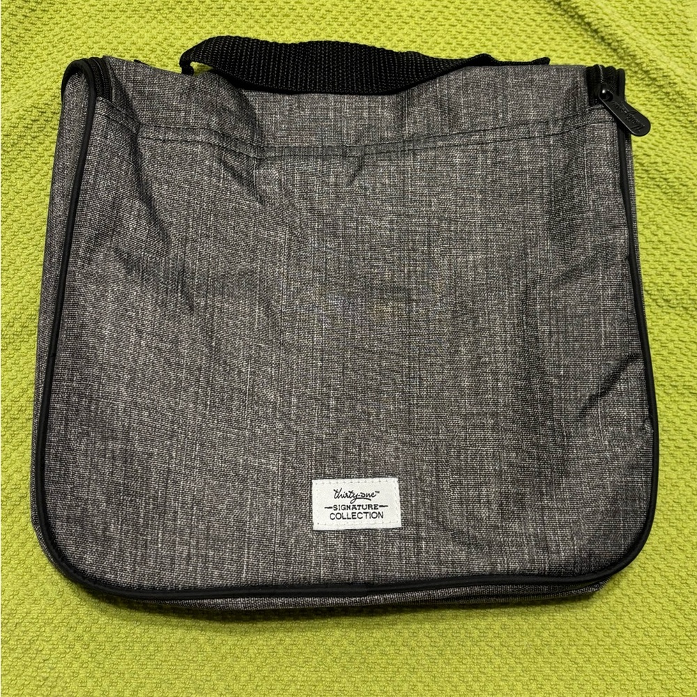 NWT - Thirty-One Hanging Travelers Case